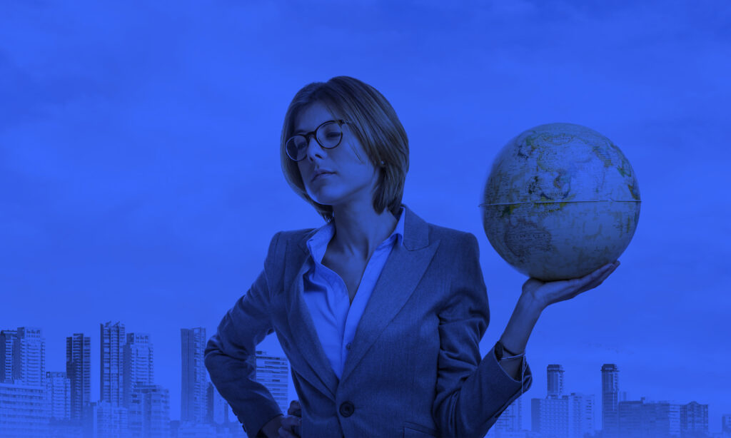 Libro Gratis portrait of a business young woman holding a globe